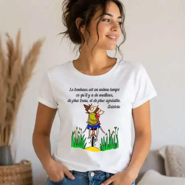 T-shirt citation bonheur Aristote porté par femme en intérieur lumineux