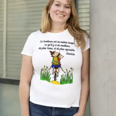 T-shirt femme blanc illustré avec un couple à vélo et une citation poétique sur le bonheur