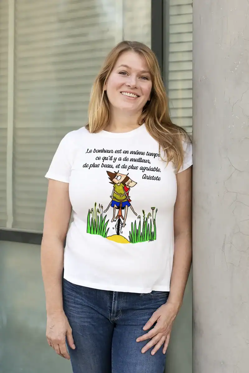 T-shirt femme blanc illustré avec un couple à vélo et une citation poétique sur le bonheur