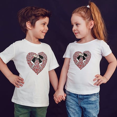 Offrez à vos enfants un Magnifique T-shirt Enfant fille ou garçon LOVE TO LOVE original et agréable à porter, designer par notre illustratrice Abi et imprimé directement depuis notre atelier Français situé à Jurançon au coeur des Pyrénées, en plein Béarn 64 niché entre l'océan et la montagne. Disponible en taille 3/4 ANS, 5/6 ANS, 7/8 ANS, 9/10 ANS, 11/12 ANS. 100% coton. Design by Abi