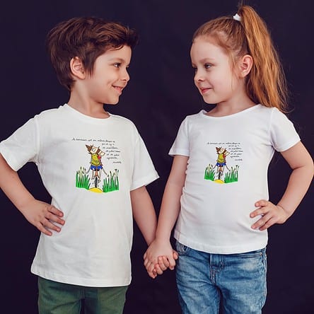 offrez à vos enfants cadeau ce magnifique et original T-shirt Enfant fille ou garçon inspiré d’Aristote Le bonheur à bicyclette . Il est agréable à porter, imprimé directement depuis notre atelier Français situé à Jurançon au coeur des Pyrénées, en plein Béarn 64 niché entre l'océan et la montagne. Disponible en taille 3/4 ANS, 5/6 ANS, 7/8 ANS, 9/10 ANS, 11/12 ANS. 100% coton.