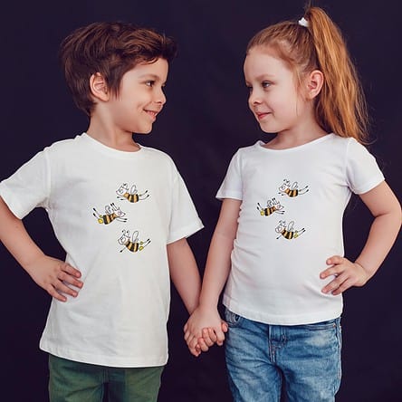 offrez à vos enfants en cadeau ce Magnifique T-shirt Enfant fille ou garçon Les Abeilles by Abi. Il est agréable à porter, imprimé directement depuis notre atelier Français situé à Jurançon au coeur des Pyrénées, en plein Béarn 64 niché entre l'océan et la montagne. Disponible en taille 3/4 ANS, 5/6 ANS, 7/8 ANS, 9/10 ANS, 11/12 ANS. 100% coton