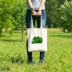 Magnifique sac tote bag illustré par Abi, motif Safari jungle By Abi UNE VIE DE BELETTE, un sac tote bag orignal et résistant, pratique à porter, a bout de bras ou sur l’épaule grâce à ses anses de 64 cm. Imprimé directement depuis notre atelier Béarnais, à Jurançon 64 aux pieds des Pyrénées.