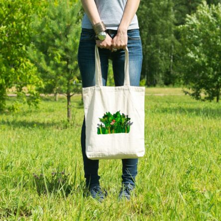 Magnifique sac tote bag illustré par Abi, motif Safari jungle By Abi UNE VIE DE BELETTE, un sac tote bag orignal et résistant, pratique à porter, a bout de bras ou sur l’épaule grâce à ses anses de 64 cm. Imprimé directement depuis notre atelier Béarnais, à Jurançon 64 aux pieds des Pyrénées.