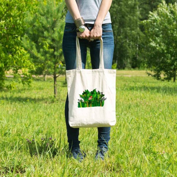 Magnifique sac tote bag illustré par Abi, motif Safari jungle By Abi UNE VIE DE BELETTE, un sac tote bag orignal et résistant, pratique à porter, a bout de bras ou sur l’épaule grâce à ses anses de 64 cm. Imprimé directement depuis notre atelier Béarnais, à Jurançon 64 aux pieds des Pyrénées.