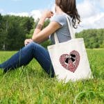 Magnifique sac tote bag illustré par Abi, motif Sac Tote Bag Love To Love by Abi UNE VIE DE BELETTE, un sac tote bag orignal et résistant, pratique à porter, a bout de bras ou sur l’épaule grâce à ses anses de 64 cm. Imprimé directement depuis notre atelier Béarnais, à Jurançon 64 aux pieds des Pyrénées.