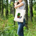 Magnifique sac tote bag illustré par Abi, motif Sac Tote Bag Fleuriste Itinérant by Abi UNE VIE DE BELETTE, un sac tote bag orignal et résistant, pratique à porter, a bout de bras ou sur l’épaule grâce à ses anses de 64 cm. Imprimé directement depuis notre atelier Béarnais, à Jurançon 64 aux pieds des Pyrénées.