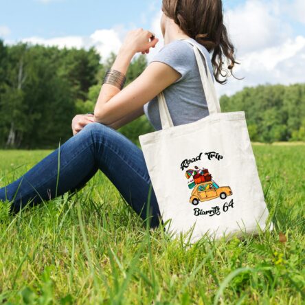 Magnifique sac tote bag illustré par Abi, motif Sac Tote Bag Sac Tote Bag Road Trip To Biarritz by Abi UNE VIE DE BELETTE, un sac tote bag orignal et résistant, pratique à porter, a bout de bras ou sur l’épaule grâce à ses anses de 64 cm. Imprimé directement depuis notre atelier Béarnais, à Jurançon 64 aux pieds des Pyrénées.