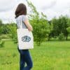 Magnifique sac tote bag illustré par Abi, motif Sac Tote Bag La P’tite Tribu Sirène by Abi UNE VIE DE BELETTE, un sac tote bag orignal et résistant, pratique à porter, a bout de bras ou sur l’épaule grâce à ses anses de 64 cm. Imprimé directement depuis notre atelier Béarnais, à Jurançon 64 aux pieds des Pyrénées.