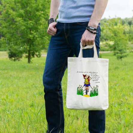 Magnifique sac tote bag illustré par Abi, motif Sac Tote Bag Le Bonheur à Bicyclette Aristote by Abi UNE VIE DE BELETTE, un sac tote bag orignal et résistant, pratique à porter, a bout de bras ou sur l’épaule grâce à ses anses de 64 cm. Imprimé directement depuis notre atelier Béarnais, à Jurançon 64 aux pieds des Pyrénées.