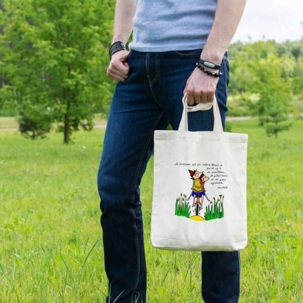 Magnifique sac tote bag illustré par Abi, motif Sac Tote Bag Le Bonheur à Bicyclette Aristote by Abi UNE VIE DE BELETTE, un sac tote bag orignal et résistant, pratique à porter, a bout de bras ou sur l’épaule grâce à ses anses de 64 cm. Imprimé directement depuis notre atelier Béarnais, à Jurançon 64 aux pieds des Pyrénées.