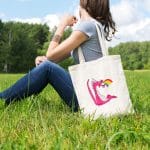Magnifique sac tote bag illustré par Abi, motif Sac Tote Bag Dragon Rose Arc en Ciel by Abi UNE VIE DE BELETTE, un sac tote bag orignal et résistant, pratique à porter, a bout de bras ou sur l’épaule grâce à ses anses de 64 cm. Imprimé directement depuis notre atelier Béarnais, à Jurançon 64 aux pieds des Pyrénées.