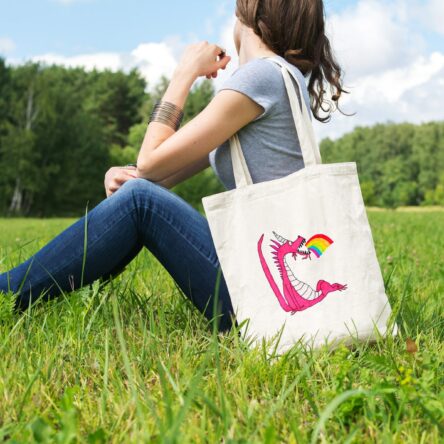 Magnifique sac tote bag illustré par Abi, motif Sac Tote Bag Dragon Rose Arc en Ciel by Abi UNE VIE DE BELETTE, un sac tote bag orignal et résistant, pratique à porter, a bout de bras ou sur l’épaule grâce à ses anses de 64 cm. Imprimé directement depuis notre atelier Béarnais, à Jurançon 64 aux pieds des Pyrénées.