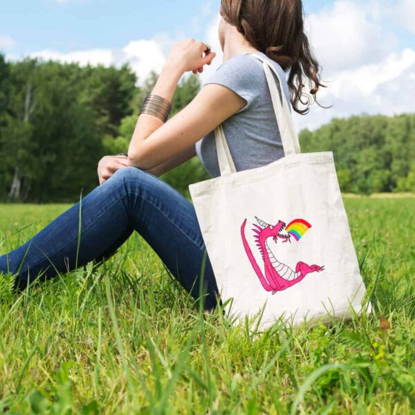 Magnifique sac tote bag illustré par Abi, motif Sac Tote Bag Dragon Rose Arc en Ciel by Abi UNE VIE DE BELETTE, un sac tote bag orignal et résistant, pratique à porter, a bout de bras ou sur l’épaule grâce à ses anses de 64 cm. Imprimé directement depuis notre atelier Béarnais, à Jurançon 64 aux pieds des Pyrénées.