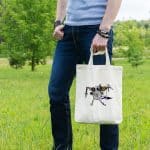 Magnifique sac tote bag illustré par Abi, motif Sac Tote Bag La Machine Infernale by Abi UNE VIE DE BELETTE, un sac tote bag orignal et résistant, pratique à porter, a bout de bras ou sur l’épaule grâce à ses anses de 64 cm. Imprimé directement depuis notre atelier Béarnais, à Jurançon 64 aux pieds des Pyrénées.