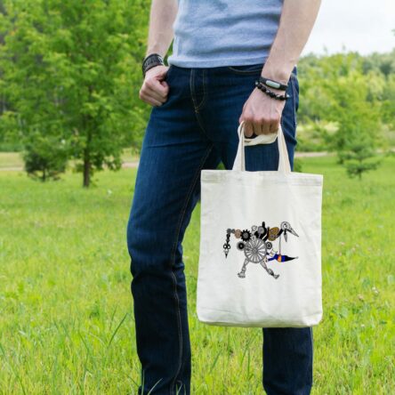Magnifique sac tote bag illustré par Abi, motif Sac Tote Bag La Machine Infernale by Abi UNE VIE DE BELETTE, un sac tote bag orignal et résistant, pratique à porter, a bout de bras ou sur l’épaule grâce à ses anses de 64 cm. Imprimé directement depuis notre atelier Béarnais, à Jurançon 64 aux pieds des Pyrénées.
