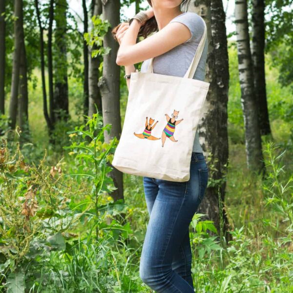 Magnifique sac tote bag illustré par Abi, motif Sac Tote Bag Les Chats Acrobatiques by Abi UNE VIE DE BELETTE, un sac tote bag orignal et résistant, pratique à porter, a bout de bras ou sur l’épaule grâce à ses anses de 64 cm. Imprimé directement depuis notre atelier Béarnais, à Jurançon 64 aux pieds des Pyrénées.