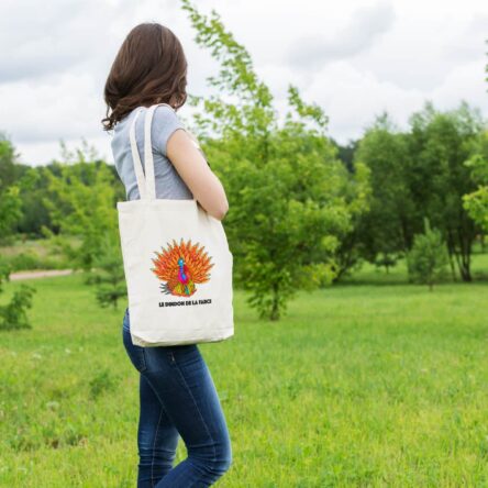 Offrez vous ce magnifique sac tote bag illustré par Abi, motif Sac Tote Bag Humour Le Dindon de la Farce by Abi UNE VIE DE BELETTE, un sac tote bag orignal et résistant, pratique à porter, a bout de bras ou sur l’épaule grâce à ses anses de 64 cm. Imprimé directement depuis notre atelier Béarnais, à Jurançon 64 aux pieds des Pyrénées.
