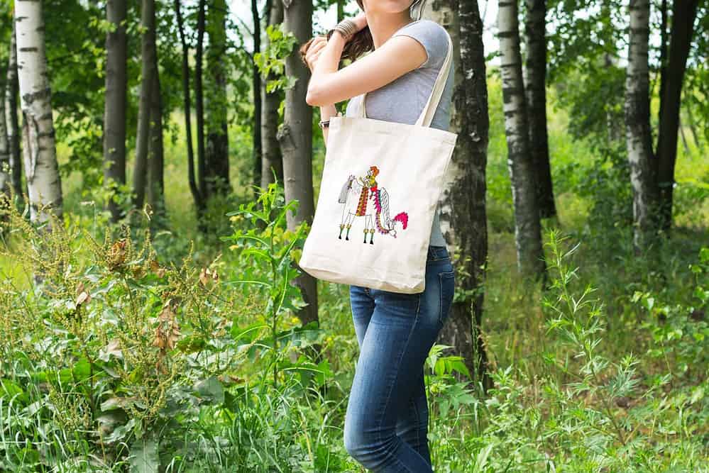 Offrez-vous ce sac tote bag illustré par Abi, motif Le Cheval Enchanté by Abi UNE VIE DE BELETTE, un sac tote bag orignal et résistant, pratique à porter, a bout de bras ou sur l’épaule grâce à ses anses de 64 cm. Imprimé directement depuis notre atelier Béarnais, à Jurançon 64 aux pieds des Pyrénées.