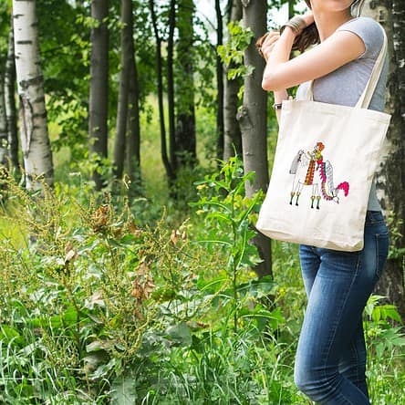 Offrez-vous ce sac tote bag illustré par Abi, motif Le Cheval Enchanté by Abi UNE VIE DE BELETTE, un sac tote bag orignal et résistant, pratique à porter, a bout de bras ou sur l’épaule grâce à ses anses de 64 cm. Imprimé directement depuis notre atelier Béarnais, à Jurançon 64 aux pieds des Pyrénées.