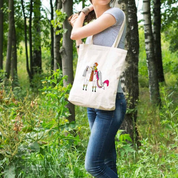 Offrez-vous ce sac tote bag illustré par Abi, motif Le Cheval Enchanté by Abi UNE VIE DE BELETTE, un sac tote bag orignal et résistant, pratique à porter, a bout de bras ou sur l’épaule grâce à ses anses de 64 cm. Imprimé directement depuis notre atelier Béarnais, à Jurançon 64 aux pieds des Pyrénées.