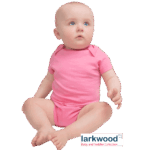 Bébé portant un body rose Larkwood