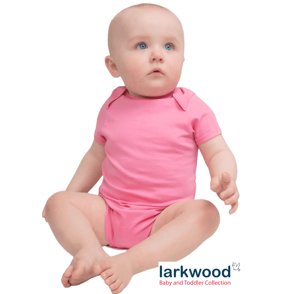 Bébé portant un body rose Larkwood