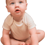 Bébé assis sur un tapis beige