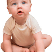 Bébé assis sur un tapis beige