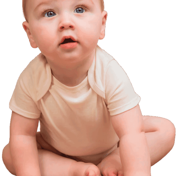 Bébé assis sur un tapis beige