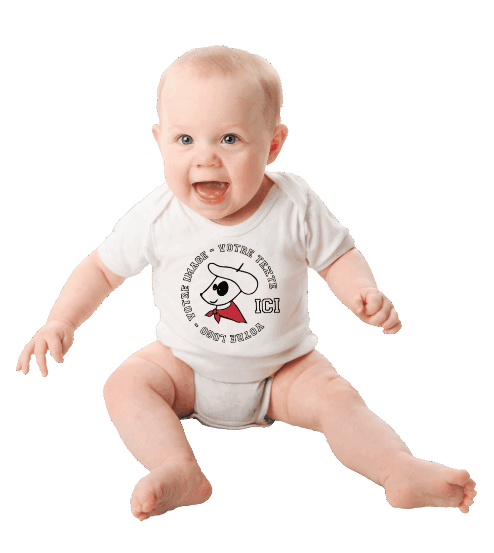 Bébé souriant avec body personnalisé.