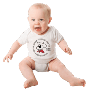 Bébé souriant avec body personnalisé.