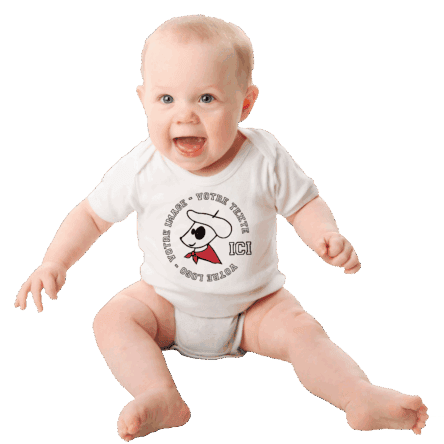 Bébé souriant avec body personnalisé.