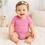 Bébé fille portant un body rose personnalisé premium Pilou Shop 64