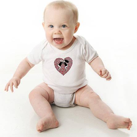 Offrez ce Body Bébé manche courte illustré par Abi, motif LOVE TO LOVE un body orignal agréable a porter et resistant, pratique à enfiler et à enlever, garantissant un confort optimal pour le bébé. Disponible en taille 3, 6, 9, 12 et 18 Mois. fermeture par 3 boutons pression à l'entrejambe