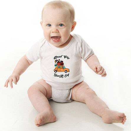 Offrez ce Magnifique Body Bébé manche courte illustré par Abi, motif en voiture Road trip to biarritz un body orignal agréable a porter et resistant, pratique à enfiler et à enlever, garantissant un confort optimal pour le bébé. Disponible en taille 3, 6, 9, 12 et 18 Mois.