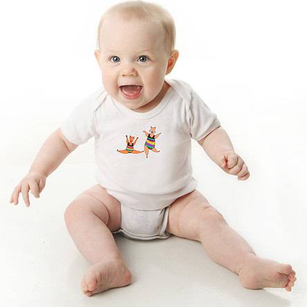 offrez ce Magnifique Body Bébé manche courte illustré par Abi, motif Body Bébé Les Chats Acrobatiques By Abi UNE VIE DE BELETTE, un body orignal agréable a porter et résistant, pratique à enfiler et à enlever, garantissant un confort optimal pour le bébé. Disponible en taille 3, 6, 9, 12 et 18 Mois. fermeture par 3 boutons pression à l'entrejambe. Imprimé directement depuis notre atelier Béarnais, à Jurançon 64 au pieds des Pyrénées.