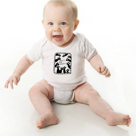 Offrez-vous ce Magnifique Body Bébé manche courte illustré par Abi, WHAT_HAPPENED, un body orignal et drôle agréable a porter et résistant, pratique à enfiler et à enlever, garantissant un confort optimal pour le bébé. Disponible en taille 3, 6, 9, 12 et 18 Mois. fermeture par 3 boutons pression à l'entrejambe. Imprimé directement depuis notre atelier Béarnais, à Jurançon 64 au pieds des Pyrénées.