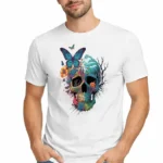 T-shirt tête de mort colorée avec papillon – porté par homme – visuel artistique fleurs et crâne impression DTF qualité premium Pilou Shop 64
