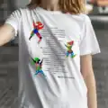 T-shirt femme blanc porté avec citation de Niki de Saint Phalle et illustrations colorées style Nanas, visuel artistique et engagé, t-shirt poétique femme, vêtement féminin illustré à message culturel