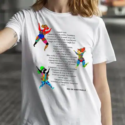 T-shirt femme blanc porté avec citation de Niki de Saint Phalle et illustrations colorées style Nanas, visuel artistique et engagé, t-shirt poétique femme, vêtement féminin illustré à message culturel