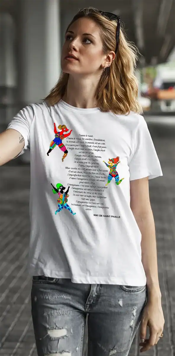 T-shirt femme blanc porté avec citation de Niki de Saint Phalle et illustrations colorées style Nanas, visuel artistique et engagé, t-shirt poétique femme, vêtement féminin illustré à message culturel