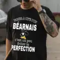 Homme portant un t-shirt noir à message béarnais humoristique « Passer à côté d’un Béarnais c’est un peu frôler la perfection », création locale Pilou Shop 64 à Pau
