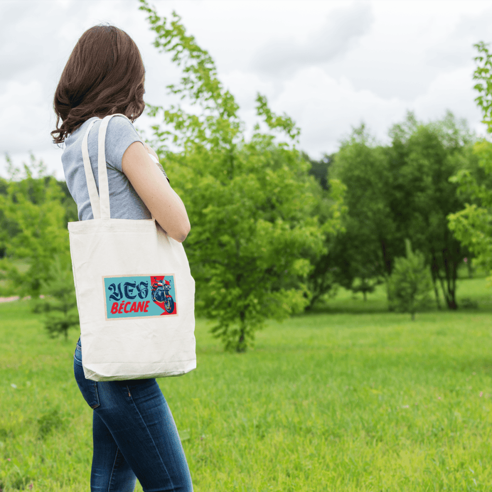 Personne portant un tote bag dans un parc