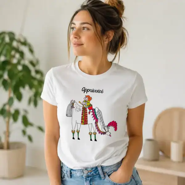 T-shirt apprivoisé illustration cheval porté par femme en intérieur lumineux