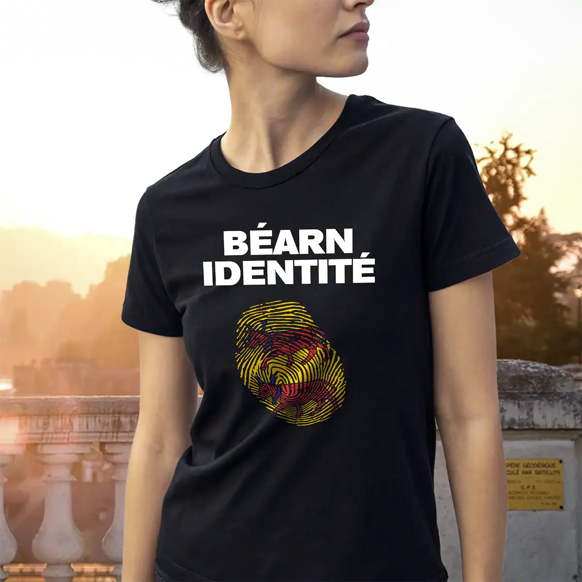 T shirt Béarn Identité noir porté avec empreinte ADN béarnaise et typographie blanche