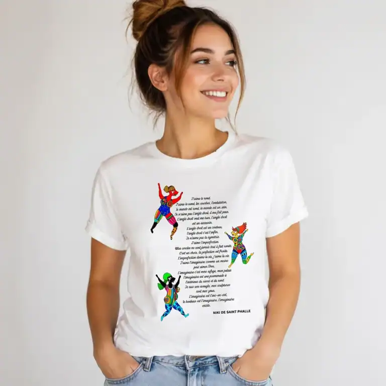 T-shirt illustration colorée texte porté par femme fond neutre