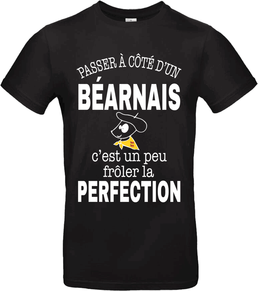 T-shirt noir avec inscription “Passer à côté d’un Béarnais c’est un peu frôler la perfection” et illustration drôle d’un Béarnais avec béret et foulard jaune.