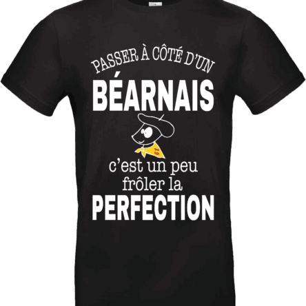 T-shirt noir avec inscription “Passer à côté d’un Béarnais c’est un peu frôler la perfection” et illustration drôle d’un Béarnais avec béret et foulard jaune.