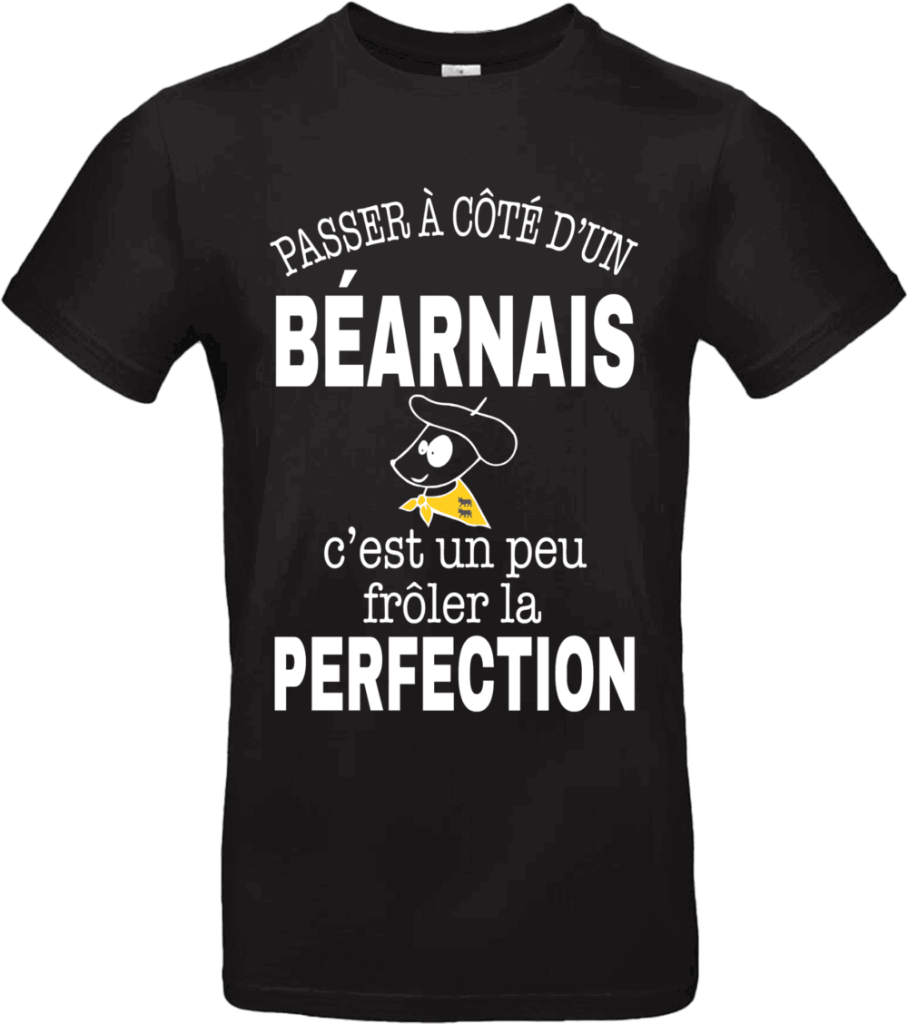 T-shirt noir avec inscription “Passer à côté d’un Béarnais c’est un peu frôler la perfection” et illustration drôle d’un Béarnais avec béret et foulard jaune.